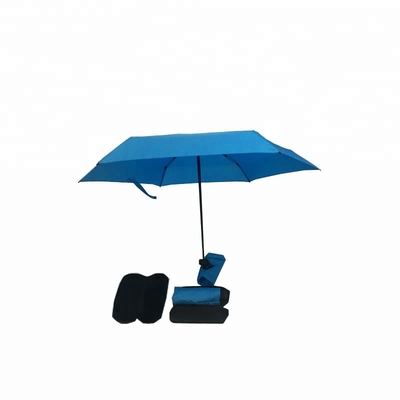 5 Falten-Damen stecken den Regenschirm ein, der mit Eva Case klein ist