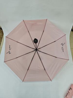 Manueller Reise-Regenschirm zum Auf- und Zuklappen mit bequemem Gummigriff und leichtem, kompaktem Design für Reisen