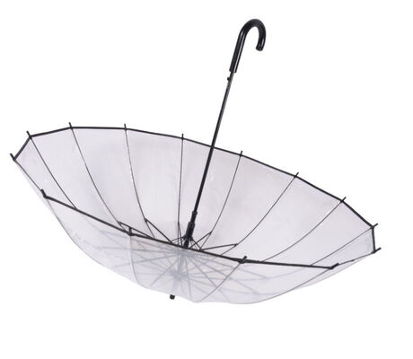 Manueller offener transparenter Regenschirm mit Metallribben, starker Rahmen und klarem Dach, der Regenschutz bietet