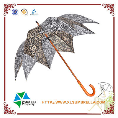 Hölzerner J-Griff-Leopard-Schriftfarbe-Änderungs-Regenschirm für Frauen